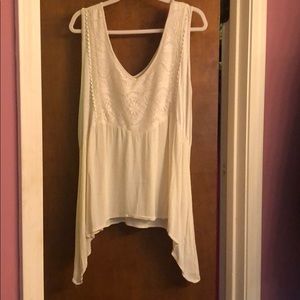 Sleeveless off white,v-neck top with sharkbite hem